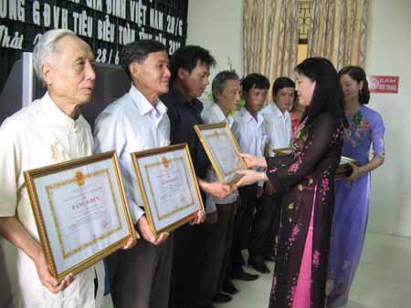 Tuy&ecirc;n dương 40 gia đ&igrave;nh văn h&oacute;a ti&ecirc;u biểu to&agrave;n tỉnh